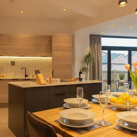 Escape 2 Unwind At The Parade, Accommodates 10 York Exterior photo