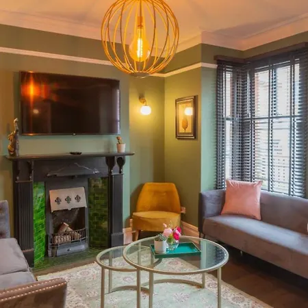 Escape 2 Unwind At The Parade, Accommodates 10 York Exterior photo
