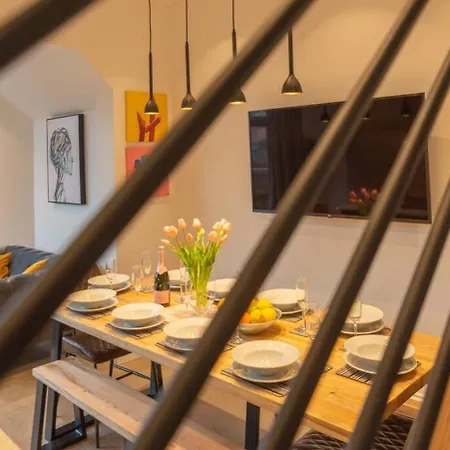 Escape 2 Unwind At The Parade, Accommodates 10 York Exterior photo