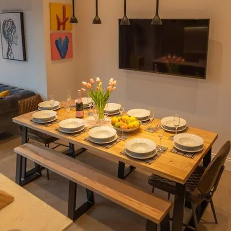 Escape 2 Unwind At The Parade, Accommodates 10 York Exterior photo