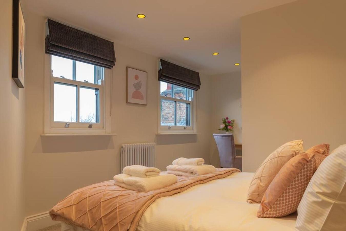 Escape 2 Unwind At The Parade, Accommodates 10 Holiday home York