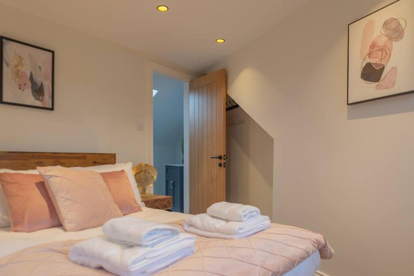 Escape 2 Unwind At The Parade, Accommodates 10 *