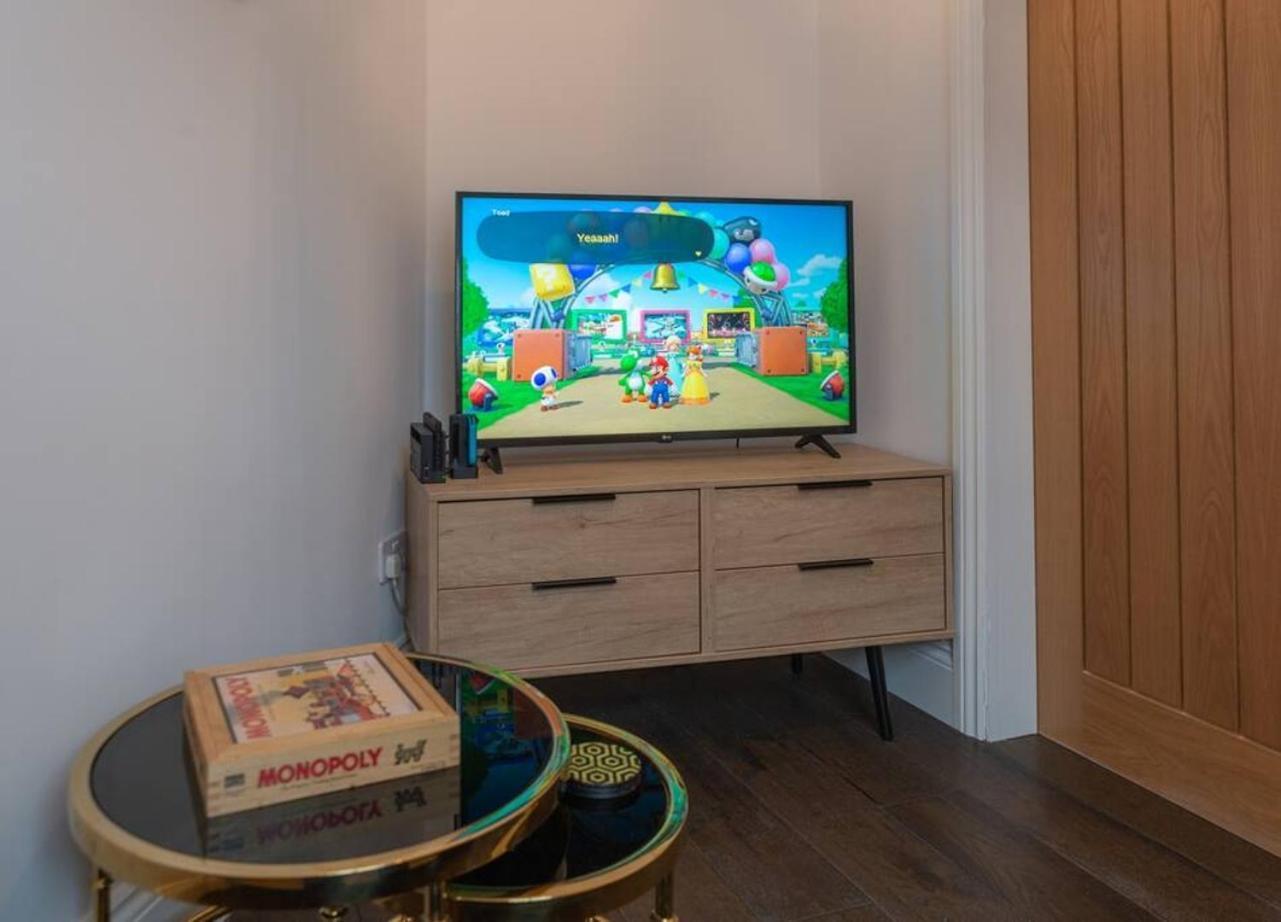 Escape 2 Unwind At The Parade, Accommodates 10 Holiday home York