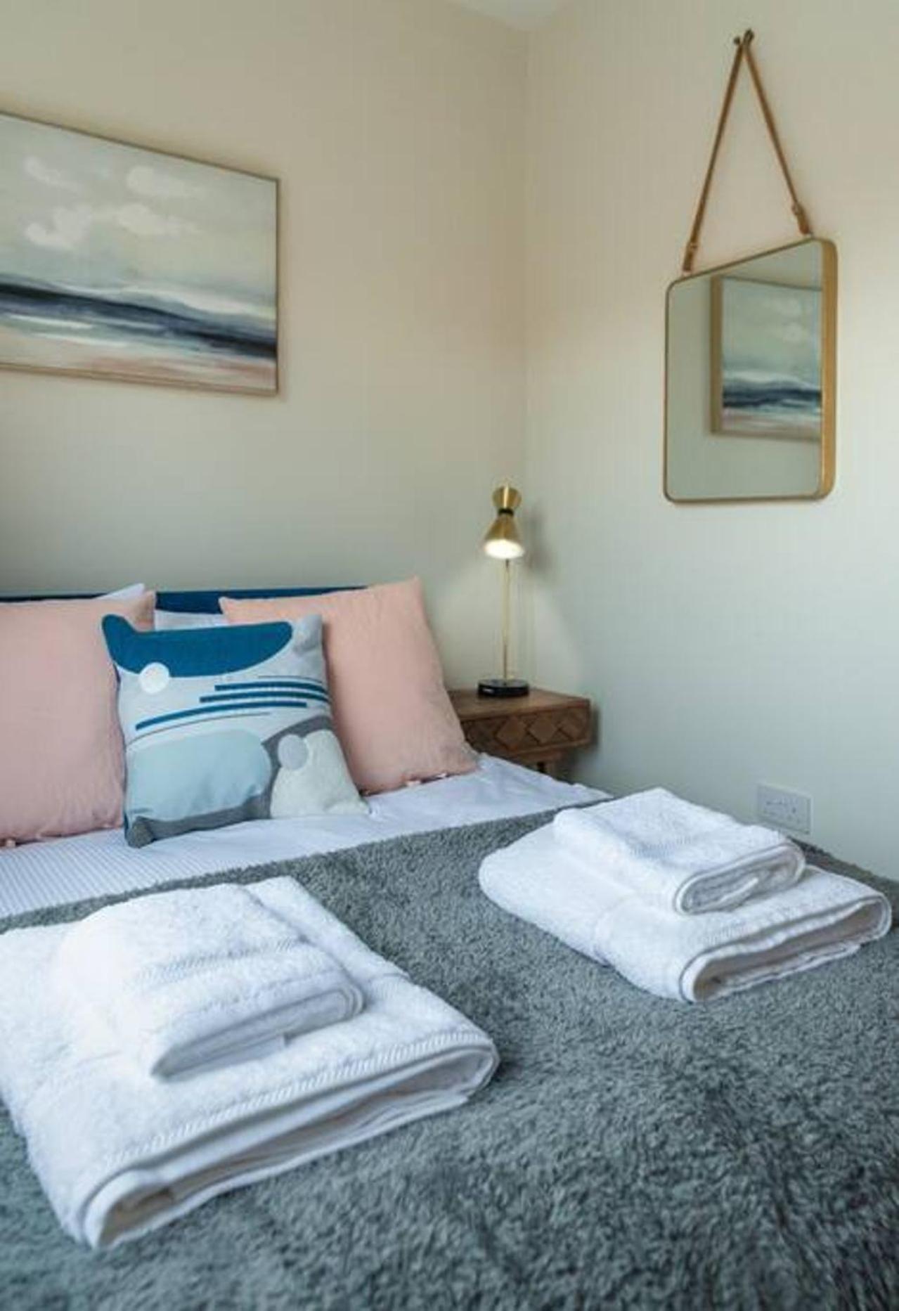 Escape 2 Unwind At The Parade, Accommodates 10 *