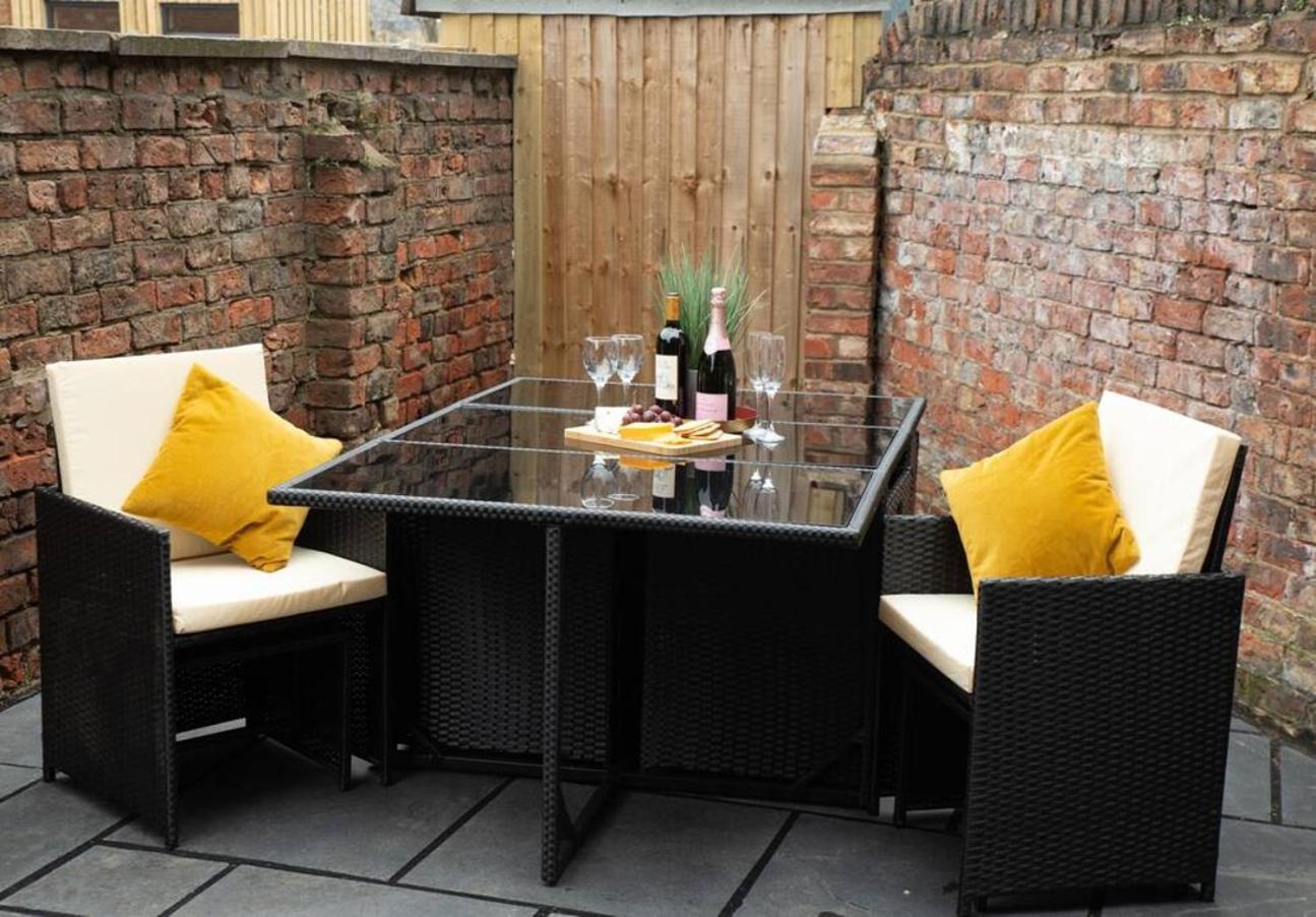 Escape 2 Unwind At The Parade, Accommodates 10 Holiday home *
