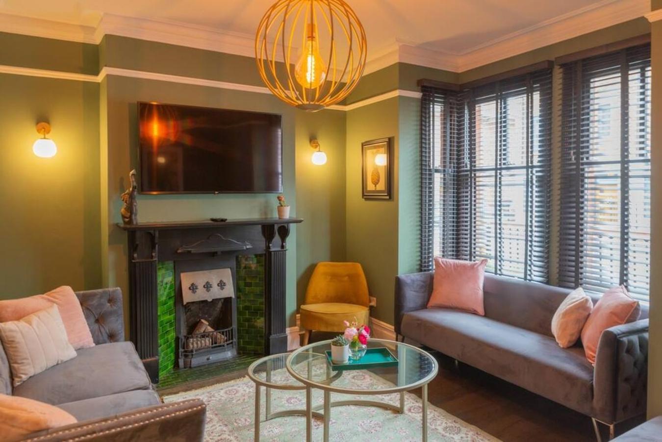 Escape 2 Unwind At The Parade, Accommodates 10 *